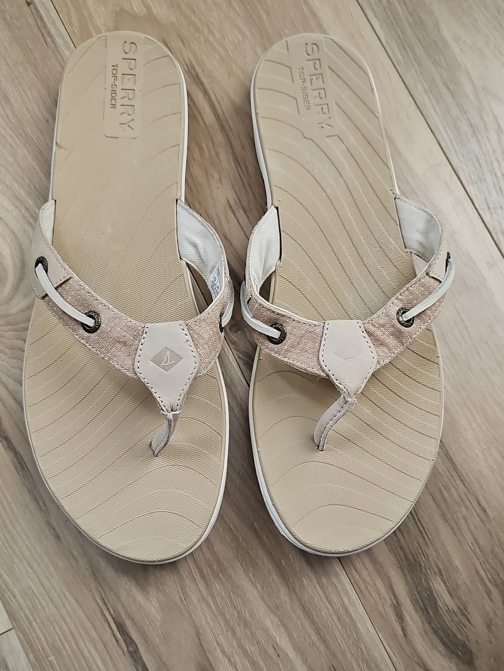 Sperry Women’s Beige Leather Thong Sandals with a bit of Sparkle Look  On Straps